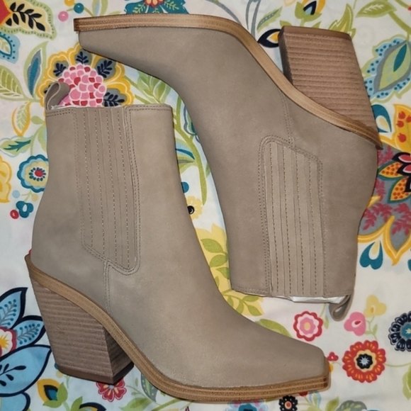 Vince Camuto Shoes - VINCE CAMUTO Beige Ackella Bootie Size 10